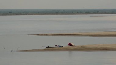 Bagan, Myanmar, Burma 'daki Irrawaddy Nehri' nde balıkçı kulübesi.