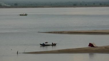 Bagan, Myanmar, Burma 'daki Irrawaddy Nehri' nde balıkçı tekneleri.
