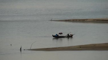 Bagan, Myanmar, Burma 'daki Irrawaddy Nehri' nde balıkçı teknesi.