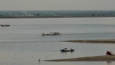 Bagan, Myanmar, Burma 'daki Irrawaddy Nehri' nde balıkçı teknesi.