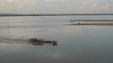 Bagan, Myanmar, Burma 'daki Irrawaddy Nehri' nde turizm teknesi.
