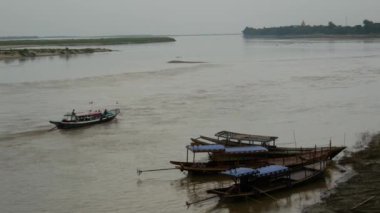 Bagan, Myanmar, Burma 'daki Irrawaddy Nehri' nde turizm ve balıkçı tekneleri.