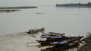 Bagan, Myanmar, Burma 'daki Irrawaddy Nehri' nde turizm ve balıkçı tekneleri.