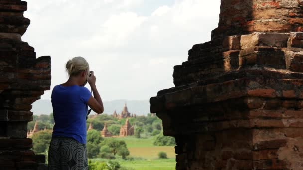 Blond Europeisk Kvinna Gör Ett Foto Från Pagodas Bagan Myanmar — Stockvideo