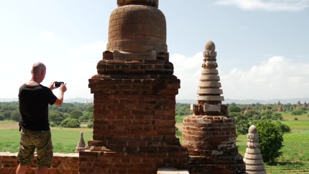 在缅甸巴甘的Pagodas 男人用手机拍照 — 图库视频影像