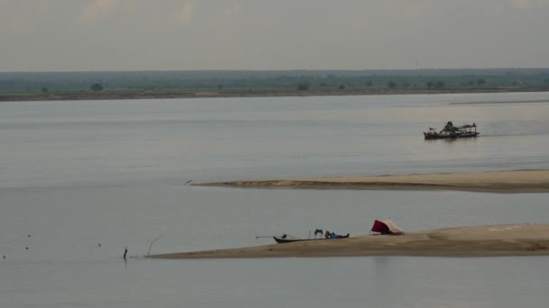 Båtar Vid Floden Irrawaddy Bagan Myanmar Burma — Stockvideo