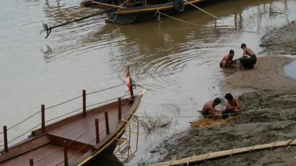 Fiskare Vid Stranden Från Irrawaddy Floden Bagan Myanmar Burma — Stockvideo