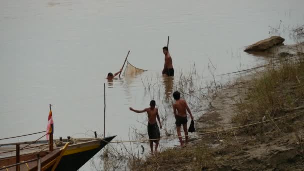 Rybáři Pobřeží Řeky Irrawaddy Baganu Myanmaru Barmě — Stock video