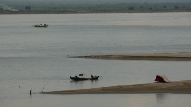 Fiskebåtar Vid Floden Irrawaddy Bagan Myanmar Burma — Stockvideo