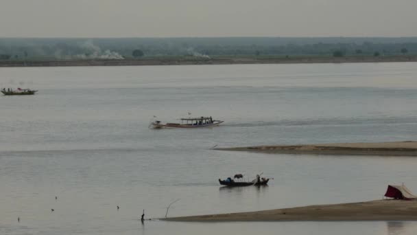 Fiskebåt Vid Floden Irrawaddy Bagan Myanmar Burma — Stockvideo