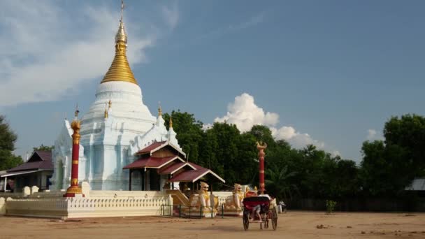 Samochód Konny Turystami Przejeżdżającymi Obok Białej Pagody Bagan Myanmar Birma — Wideo stockowe