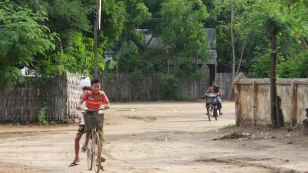Einheimische Kinder Auf Einem Fahrrad Bagan Myanmar Burma — Stockvideo