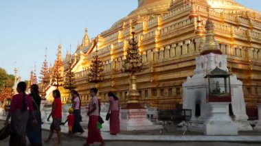 İnsanlar Bagan, Myanmar, Burma 'daki Shwezigon Pagoda' sında yürüyorlar.