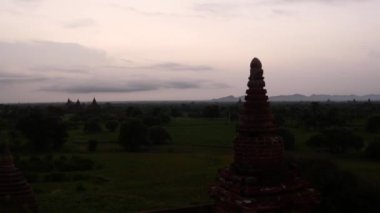 Bulutlu bir sabahtan ve Bagan, Myanmar, Burma 'daki Pagodas manzarasından zaman kaybı