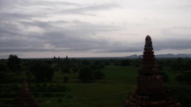 Bulutlu bir sabahtan ve Bagan, Myanmar, Burma 'daki Pagodas manzarasından zaman kaybı