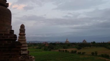 Bulutlu bir sabahtan ve Bagan, Myanmar, Burma 'daki Pagodas manzarasından zaman kaybı