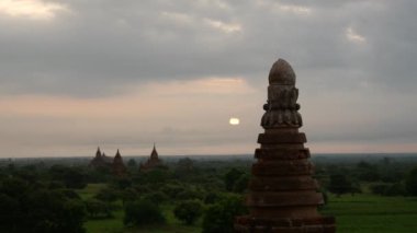 Bagan, Myanmar, Burma 'daki Pagodas manzarasıyla bulutlu bir sabah güneşinden sonra zaman aşımı