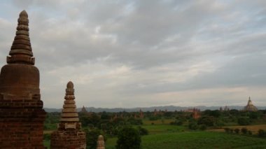 Bulutlu bir sabahtan ve Bagan, Myanmar, Burma 'daki Pagodas manzarasından zaman kaybı