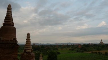 Bulutlu bir sabahtan ve Bagan, Myanmar, Burma 'daki Pagodas manzarasından zaman kaybı
