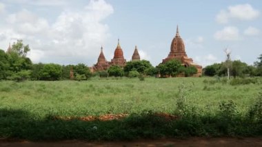 Bagan, Myanmar, Burma 'dan geçen at arabalı ve turistli Pagodas manzarası
