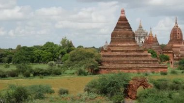 Pan, Bagan, Myanmar, Burma 'daki Byin Nyu Tapınağı ile birlikte Pagoda' dan geliyor.