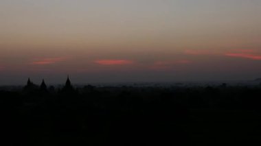 Bagan, Myanmar, Burma 'da Pagoda manzara gündoğumu süresi doluyor