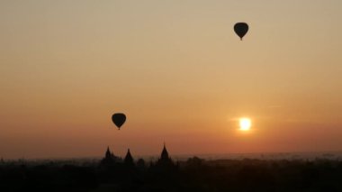 Balonlar sabah Bagan, Myanmar, Burma 'daki Pagodas üzerinde uçuyor.