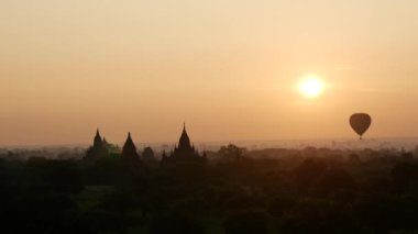 Bagan, Myanmar, Burma 'daki Pagodas' ın üzerinde gün doğumunda uçan balon.