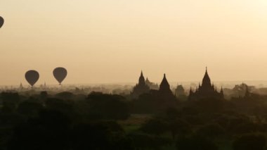 Bagan, Myanmar, Burma 'daki Pagodas' ın üzerinde gün doğumunda uçan balonlar.