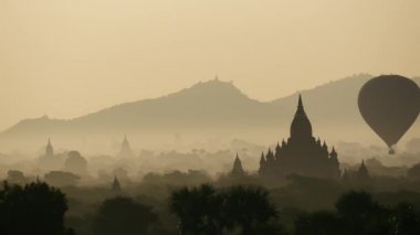 Bagan, Myanmar, Burma 'daki Pagodas' ın üzerinde gün doğumunda uçan balon.