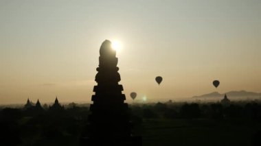 Bagan, Myanmar, Burma 'daki Pagodas' ın üzerinde gün doğumunda uçan balonlar.