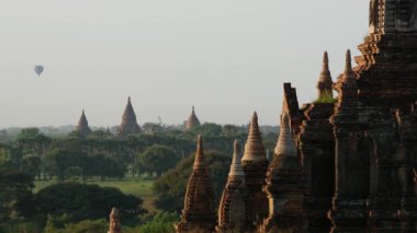 Balon sabah Bagan, Myanmar, Burma 'daki Pagodas üzerinde uçuyor.