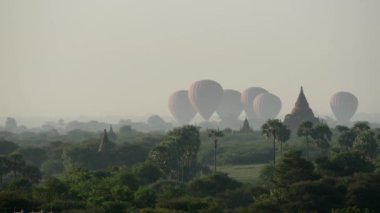 Balonlar birlikte Bagan, Myanmar, Burma 'daki Pagoda' lara iniyor.