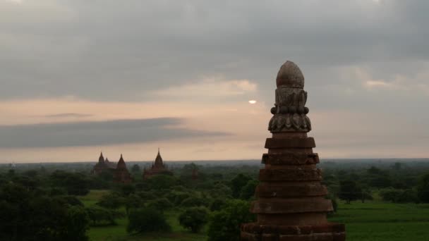 バガン ミャンマー ビルマのパゴダの風景と曇りの朝の日の出からの時間経過 — ストック動画