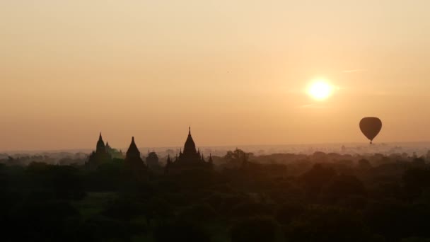 Balão Voando Durante Nascer Sol Sobre Pagodes Bagan Mianmar Birmânia — Vídeo de Stock