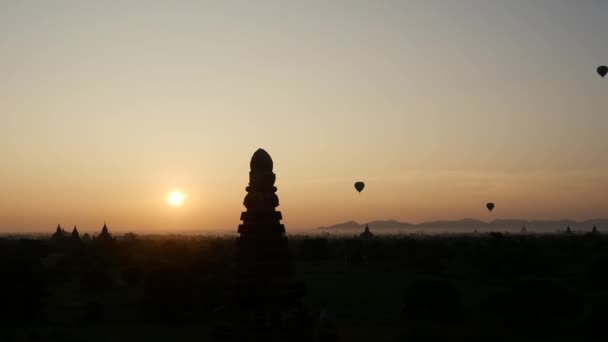 Balony Latające Podczas Wschodu Słońca Nad Pagodami Bagan Myanmar Birma — Wideo stockowe