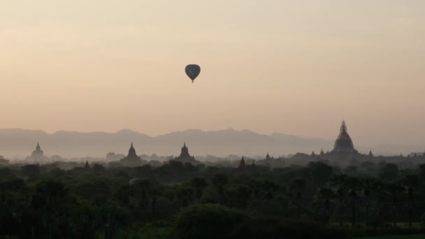 Latający Balon Podczas Wschodu Słońca Nad Pagodami Bagan Myanmar Birma — Wideo stockowe