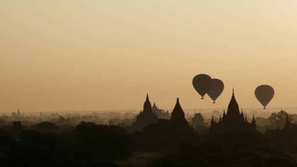 Balões Voando Durante Nascer Sol Sobre Pagodes Bagan Mianmar Birmânia — Vídeo de Stock