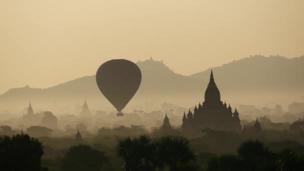 Воздушный Шар Летящий Восходе Солнца Над Пагодой Багане Мьянме Бирме — стоковое видео
