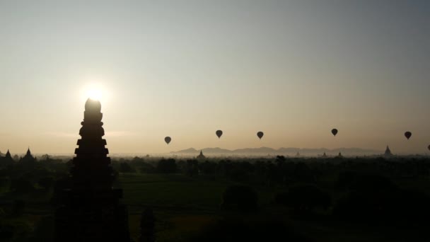Tempo Decorrido Entre Balões Que Voam Durante Nascer Sol Sobre — Vídeo de Stock