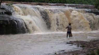 Farako çevresinde balık tutan adam Mali, Afrika 'da şelale yapıyor.