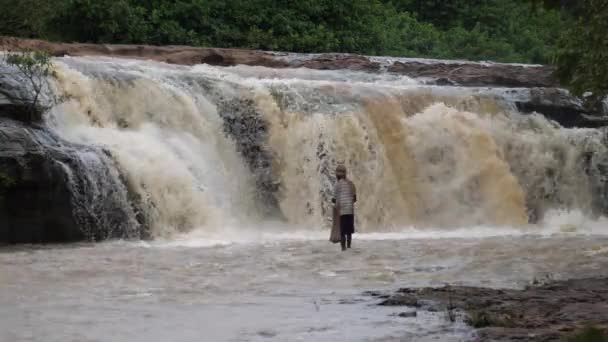 Hombre Pescando Alrededor Las Cataratas Farako Malí África — Vídeo de stock