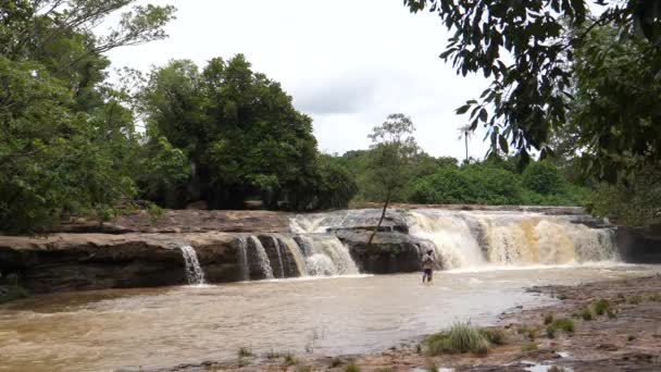Mann Fischt Rund Die Farako Wasserfälle Mali Afrika — Stockvideo