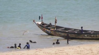 Senegal, Afrika 'da plajda oynayan çocuklar