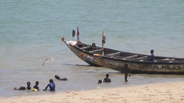 在非洲塞内加尔海滩玩耍的孩子 — 图库视频影像