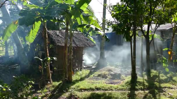 Asap Keluar Dari Sebuah Rumah Pedesaan Anda Bohol Filipina — Stok Video