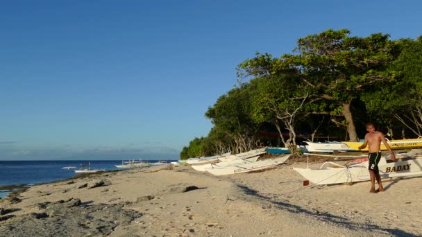 Mann Läuft Strand Von Balicasag Island Bohol Auf Den Philippinen — Stockvideo