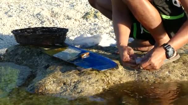Άνθρωπος Που Καθαρίζει Καλαμάρια Στην Παραλία Του Νησιού Balicasag Στο — Αρχείο Βίντεο