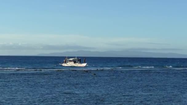 Catamarã Barco Chega Balicasag Island Bohol Filipinas — Vídeo de Stock