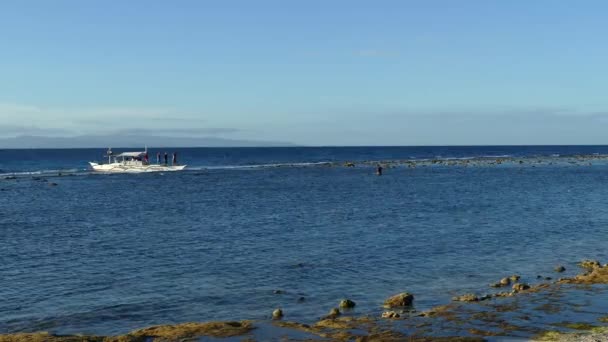 Catamaran Boat Arriveert Balicasag Island Bohol Filipijnen — Stockvideo